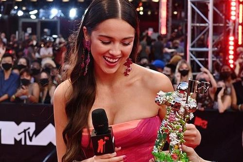 Ca sĩ 18 tuổi Olivia Rodrigo đập camera khi biểu diễn