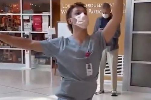 Nhân viên y tế múa ba lê trong sảnh bệnh viện ở Mỹ