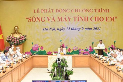 EVN ủng hộ 24 nghìn máy tính cho Chương trình 'Sóng và máy tính cho em'