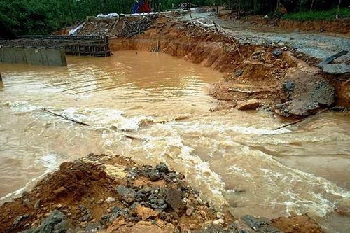 Thừa Thiên Huế tập trung khắc phục các điểm sạt lở sau bão số 5