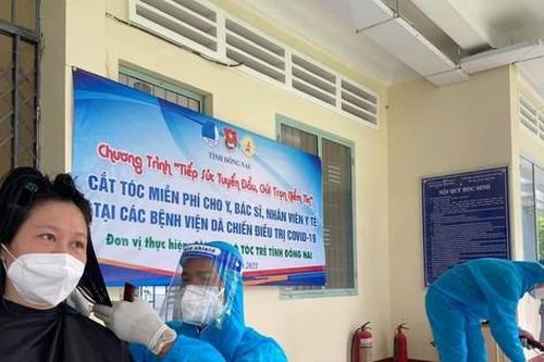Người trẻ 'cầm kéo' tham gia chống dịch