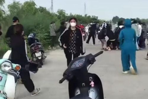 Hàng chục nữ sinh cầm gậy sắt hỗn chiến ở Ninh Bình