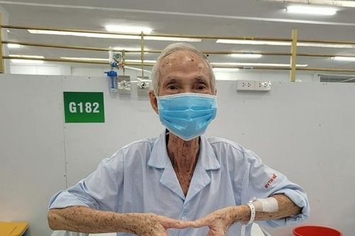 Niềm vui sống trở lại của những bệnh nhân COVID-19 cai được máy thở