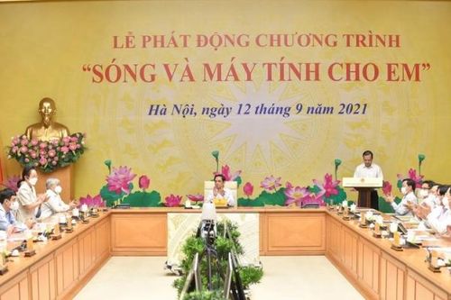 EVN tham gia ủng hộ 24.000 máy tính cho chương trình 'Sóng và máy tính cho em'