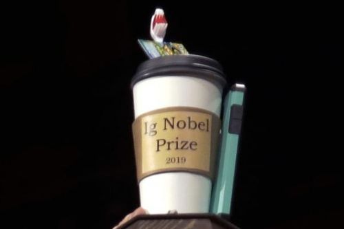 'Nobel phiên bản lỗi' 2021 được trao cho nghiên cứu vi khuẩn trong kẹo cao su bị bỏ đi