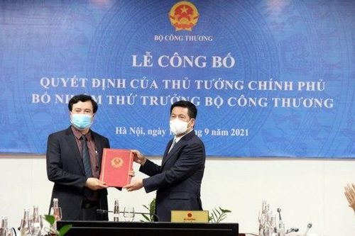 Trao quyết định bổ nhiệm Thứ trưởng Bộ Công Thương Nguyễn Sinh Nhật Tân