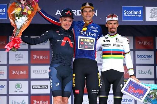 Tung 'cú nước rút thần tốc' Wout Van Aert vượt mặt Ethan Hayter giành chiến thắng chung cuộc