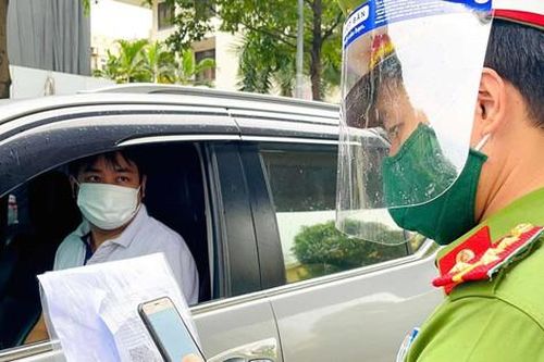 Mỏi mòn chờ cấp giấy đi đường
