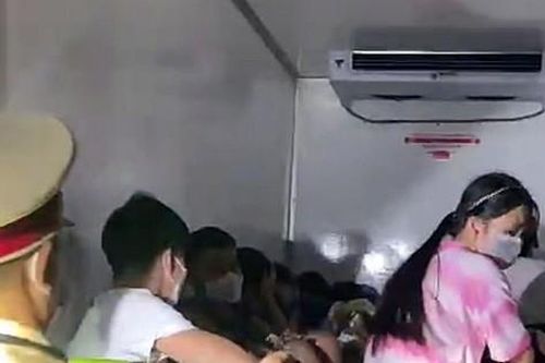Nhét 15 người, cả trẻ em trong thùng xe đông lạnh để 'thông chốt' về quê