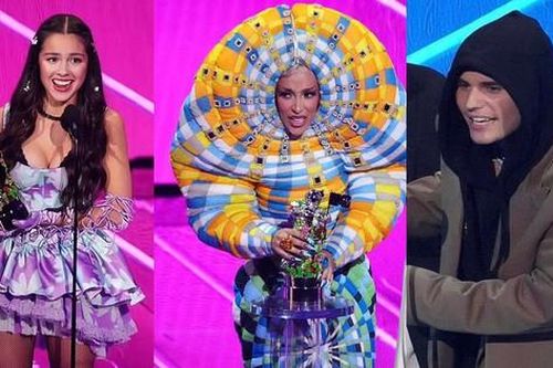Mỹ nhân 18 tuổi 'o ép' vòng 1 nhận loạt cúp, Doja Cat gây choáng với bộ đồ kì dị