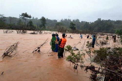 Thừa Thiên - Huế: Dùng dây dù vượt lũ sông A Sáp cứu 5 người bị cô lập
