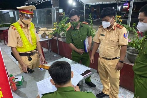Xe tải nhét 15 người trong thùng đông lạnh để thông chốt kiểm dịch