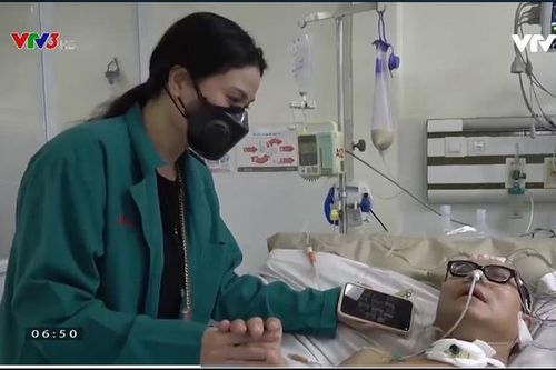 Vợ Trần Mạnh Tuấn nắm tay, bật nhạc cho chồng trong phòng điều trị tích cực