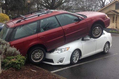 Subaru Legacy rồ ga 'hạ cánh' trên Toyota Camry