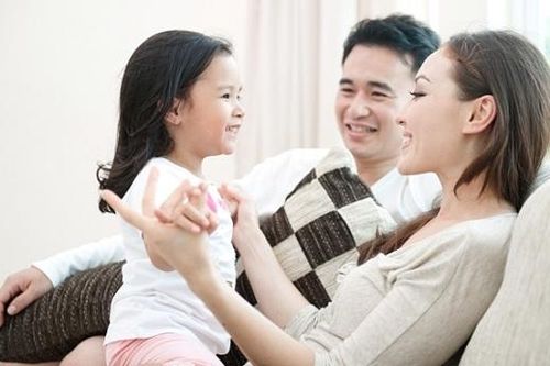 Làm gì khi con thích bố hoặc mẹ hơn?