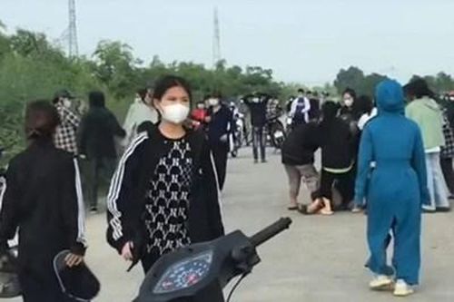 Hai nhóm nữ sinh 'dàn trận' đánh nhau bằng tuýp sắt, dao, gậy