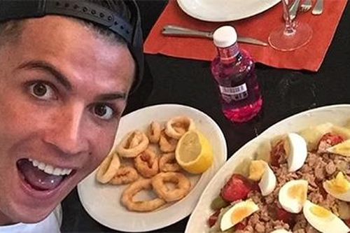 Ronaldo giúp dàn sao MU bỏ thói quen xấu sau bữa ăn tối