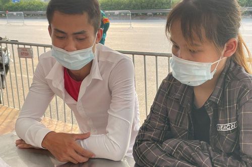 Nam thanh niên tự điền giấy đi đường cho bạn gái nhằm 'thông chốt' tại Hà Nội