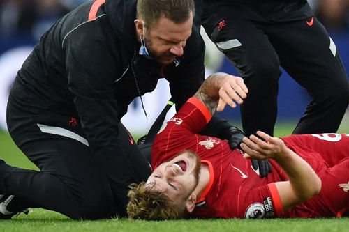 Cận cảnh sao trẻ Liverpool chấn thương rùng rợn sau cú xoạc bóng của đối thủ