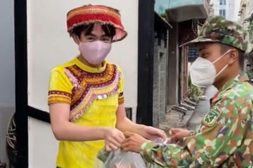 'Cô gái Tây Bắc' diện váy áo 'tung trời' bẽn lẽn xuống nhận nhu yếu phẩm khiến các anh bộ đội 'đứng hình'