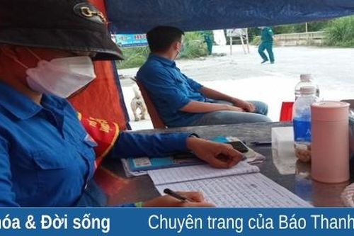Áo xanh tình nguyện tại các chốt kiểm soát