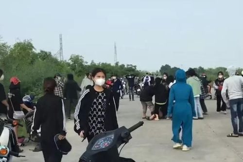Hàng chục nữ sinh cầm mũ bảo hiểm, gậy sắt lao vào 'hỗn chiến' trên đê