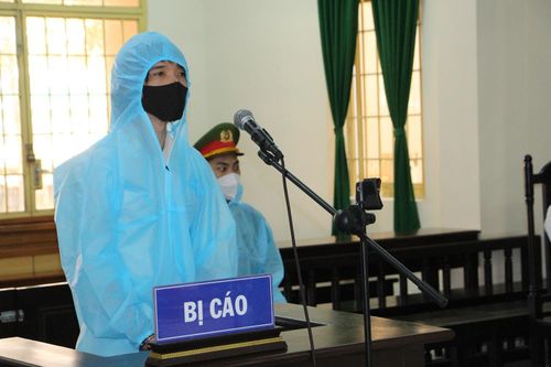 Kẻ đòi tiêm vaccine Pfizer, chém công an thương tích lĩnh án 2,5 năm tù