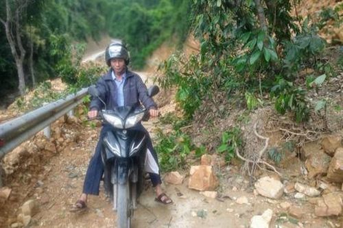 Bất chấp nguy hiểm, thầy cô giáo chạy đua với bão để bảo vệ thiết bị học tập cho học sinh