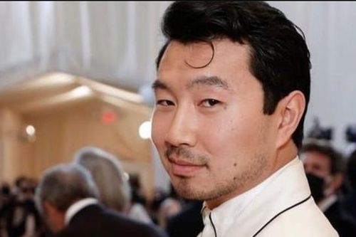 Mặc kệ thiên hạ tạo 7749 kiểu dáng, 'Shang-Chi' đến thảm đỏ Met Gala để 'tấu hài' là chính