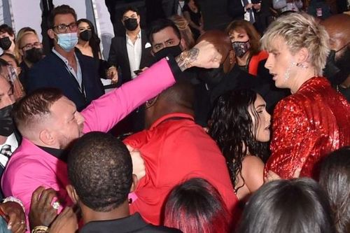 Ẩu đả, giật micro và những vụ việc gây tranh cãi ở MTV VMAs