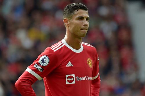 Ronaldo kém Lewandowski trong FIFA 22