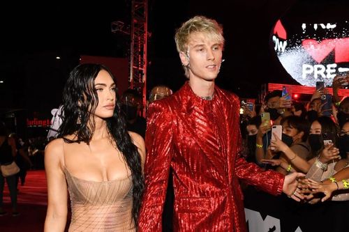 Lý do Megan Fox diện váy trong suốt trên thảm đỏ MTV VMAs