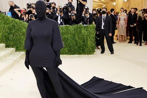 Kim Kardashian phủ kín từ đầu tới chân ở Met Gala 2021