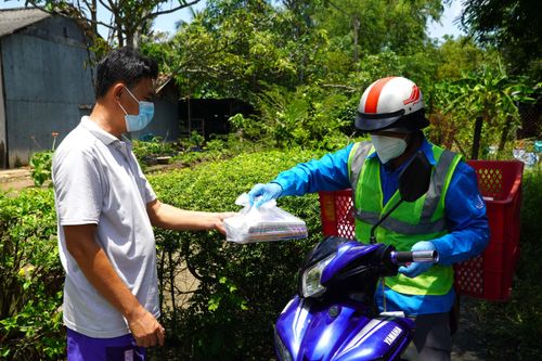 Đội tình nguyện giao sách giáo khoa tận nhà học sinh ở TP.HCM