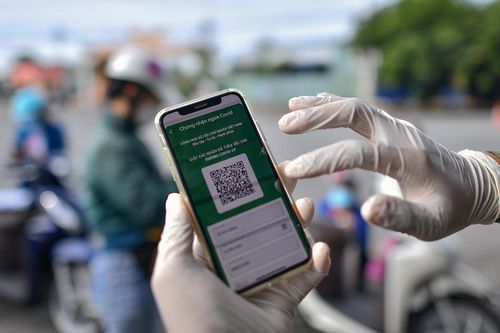 TP.HCM thí điểm cấp mã QR cho người dân 3 quận, huyện trở lại làm việc