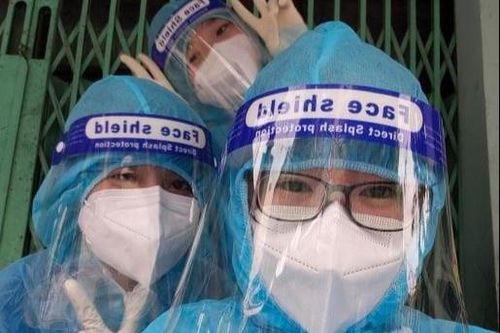Thi đại học xong, cô gái 18 tuổi theo ba mẹ đi chống dịch