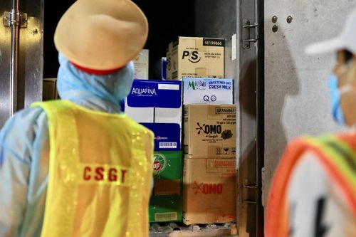 CSGT TP.HCM liên tiếp phát hiện xe 'luồng xanh' chở hàng cấm