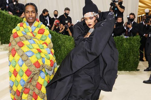 Ca sĩ tỷ phú và bạn trai khoác chăn lên thảm đỏ Met Gala