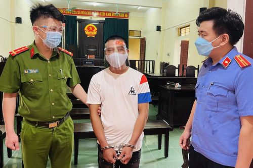 Người đánh công an tại chốt kiểm soát dịch lĩnh 15 tháng tù