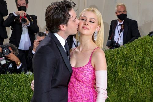 Những nụ hôn trên thảm đỏ Met Gala 2021