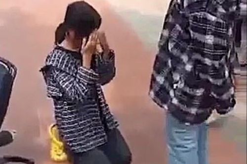 Nữ sinh bị nam thanh niên tát, bắt quỳ gối giữa sân trường