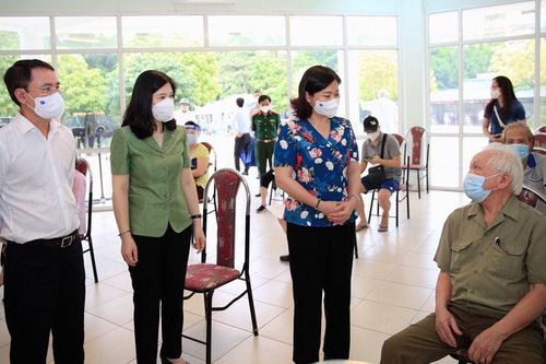 Phó Bí thư Thường trực Thành ủy Nguyễn Thị Tuyến: Cần tránh tâm lý chủ quan, lơ là sau khi hoàn thành việc tiêm vaccine mũi 1