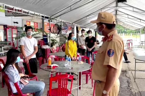 Đưa 15 người đi trên xe đông lạnh vượt chốt kiểm dịch về quê