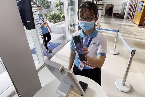 TP Hồ Chí Minh thí điểm cấp mã QR cho người dân 3 quận, huyện 'vùng xanh'