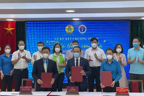 Trao 100.000 suất ăn đến cán bộ y tế tuyến đầu