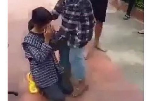 Thanh Hóa: Nữ sinh bị hành hung, bắt quỳ gối giữa sân trường