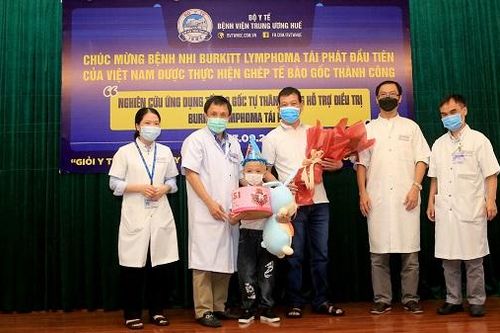 Lần đầu Việt Nam ghép tế bào gốc thành công cho bệnh nhi u Lymphoma Burkitt