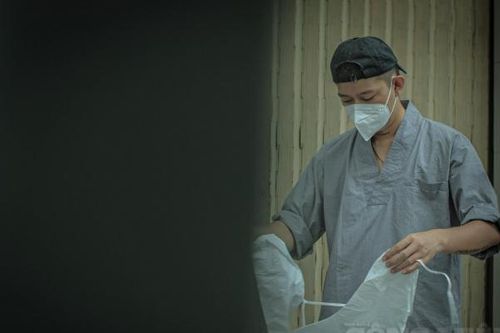Nam người mẫu tình nguyện mai táng cho người mất vì Covid-19: 'Tôi trân quý hơn sinh mệnh của mỗi người'