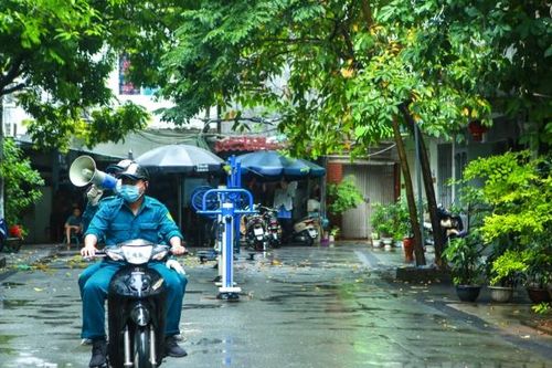 Vắng người, lực lượng chức năng đến từng ngõ phố gọi loa mời người dân ra tiêm vắc xin
