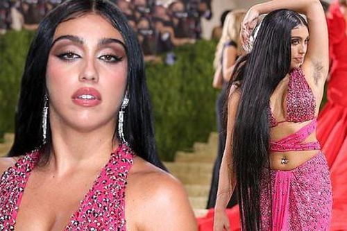 Con gái Madonna gây sốc khi giơ tay khoe 'violong' vùng nách kém duyên trên thảm đỏ